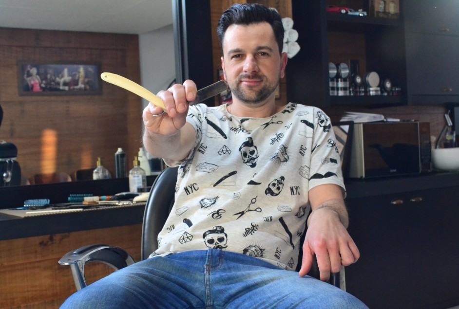 Depois de nove cursos na área de barbearia, Marcio quer investir em um aprofundamento em cabelos longos, para atender todos os estilos de clientes (Foto: Priscila Boeira)