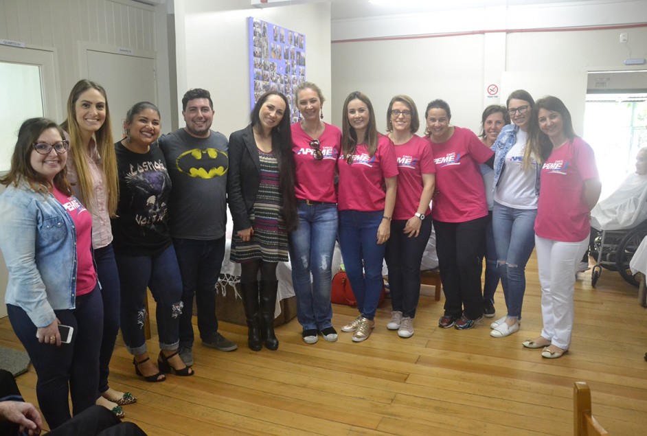 Apeme Mulher proporciona manhã afetiva com "nonos" da Casa de Repouso Arco Íris