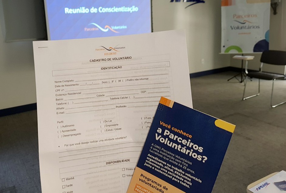 Parceiros Voluntários realiza reunião de conscientização para pessoas interessadas em ajudar