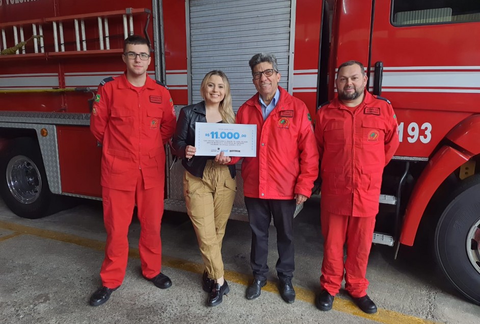 Presidente da Associação Gastrô Serra Gaúcha, Luísa Fanti, entrega cheque simbólico ao presidente dos Bombeiros, Jaime Mendanha. Foto: Greice Scotton Locatelli