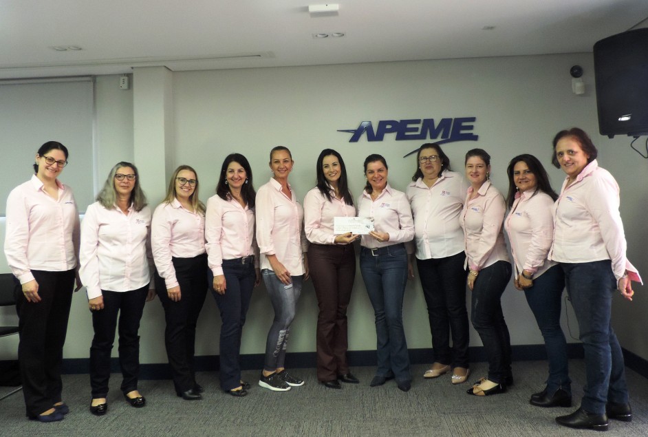 Valor arrecadado no Chá Declarações é entregue à Liga Feminina de Combate ao Câncer