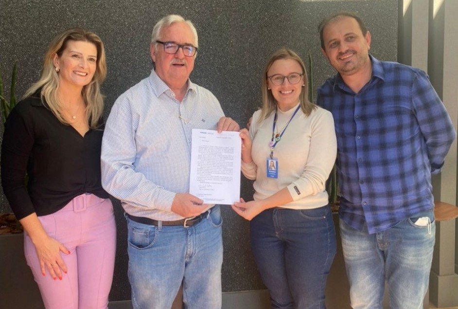 Vereadora Cíntia Chesini, Deputado Pedro Westphalen (PP/RS), coordenadora de Apoio ao Empreendedor da Apeme, Michele Schons e vereador Cássio Fachi - Crédito: Caroline Vieira dos Santos