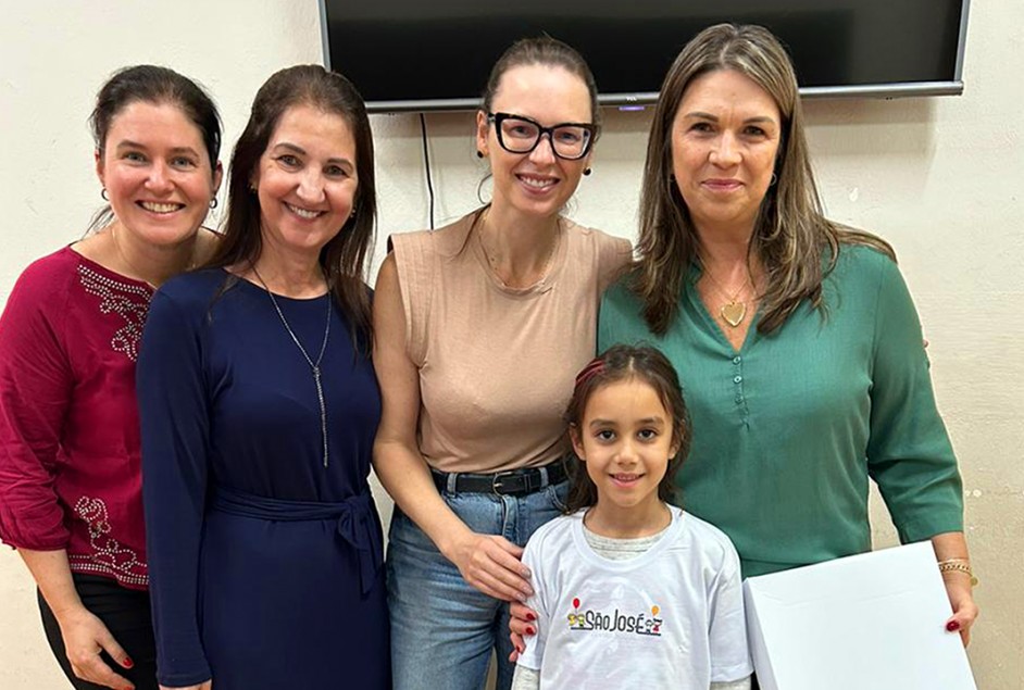 Apeme Mulher entrega camisetas e caixas organizadoras para crianças do Centro Social São José