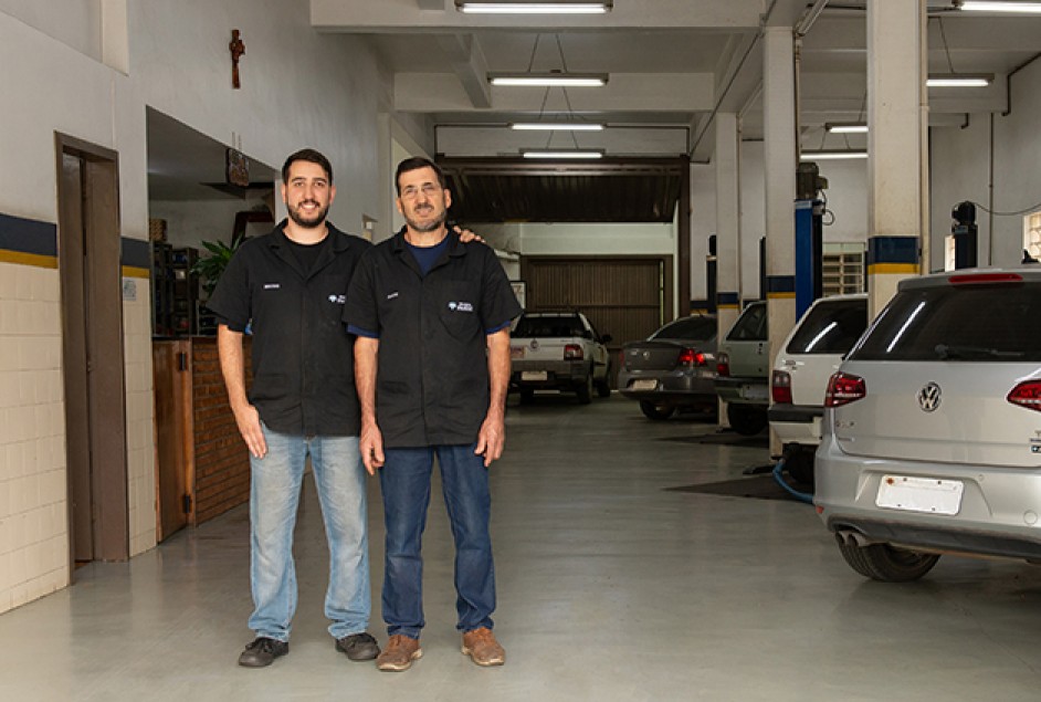 Claimar e o filho Bruno, 28 anos, que há 10 é funcionário da mecânica. Bruno já concluiu o curso de Autotrônica no Senai e hoje cursa Engenharia Automotiva na UCS. Foto: Carina Mersoni