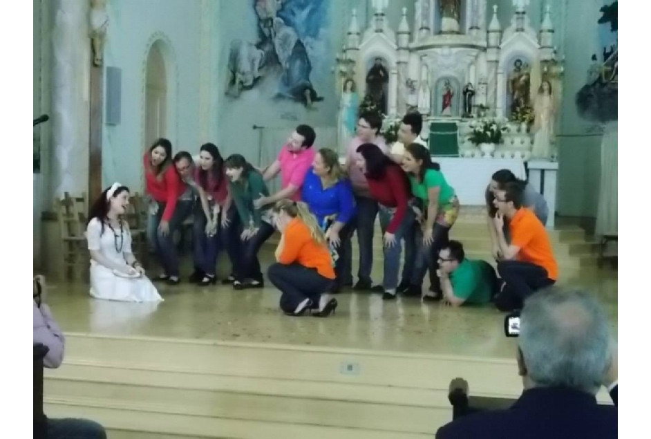 Coro Simplesmente leva música e animação para Ipê