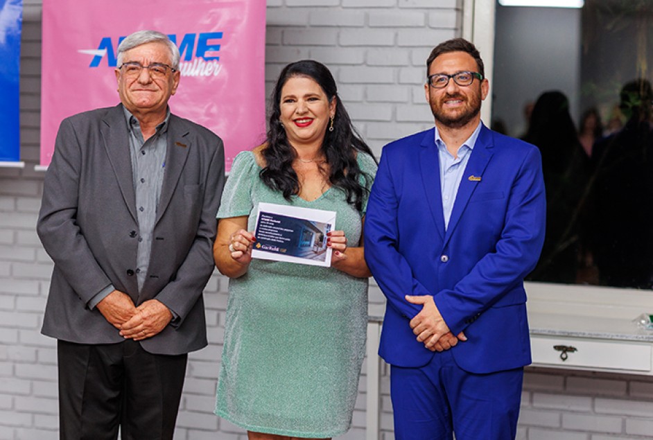 Prefeito de Garibaldi, Sérgio Chesini, e Secretário Municipal de Inovação e Empreendedorismo, Daniel Deconti, ao lado da nova presidente da Apeme, Rosana Debiasi - Foto: Igor Guedes
