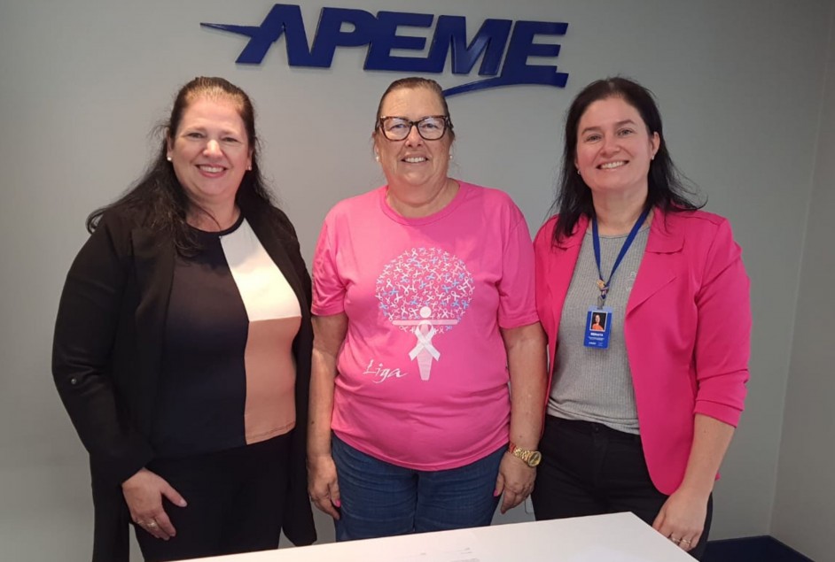 Presidente da Apeme, Rosana Debiasi, Presidente da Liga de Combate ao Câncer de Garibaldi, Marisa Chesini Pedrotti, e Coordenadora da Parceiros Voluntários, Renata Rigon Cimadon, durante assinatura do convênio