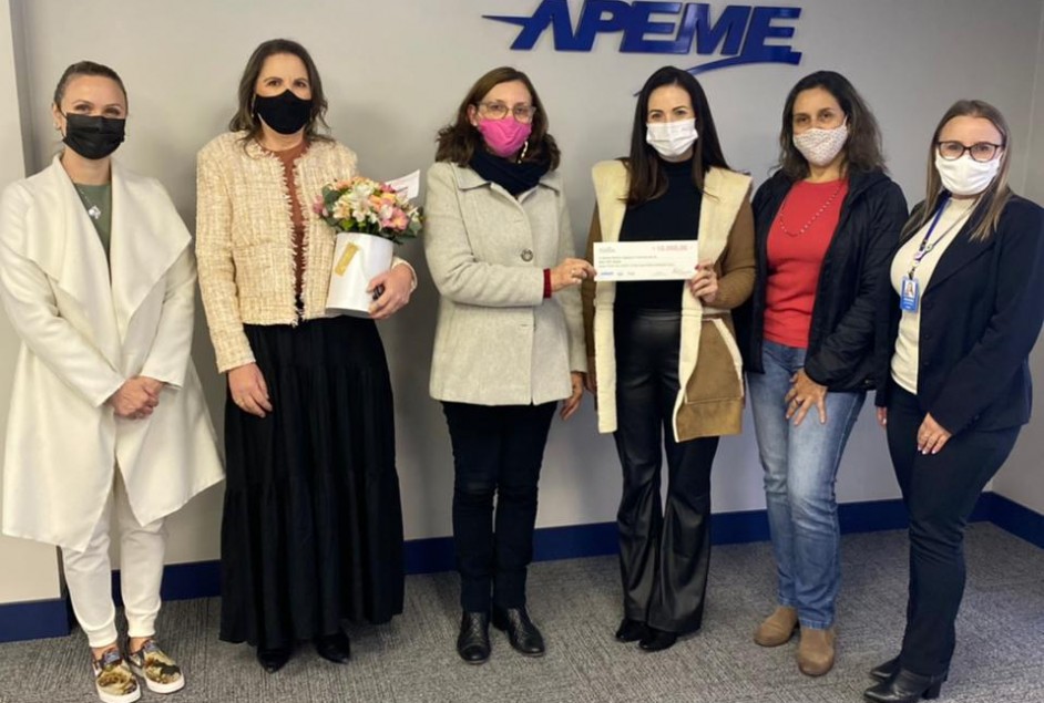 Apeme Mulher entrega resultado de evento à Liga do Câncer