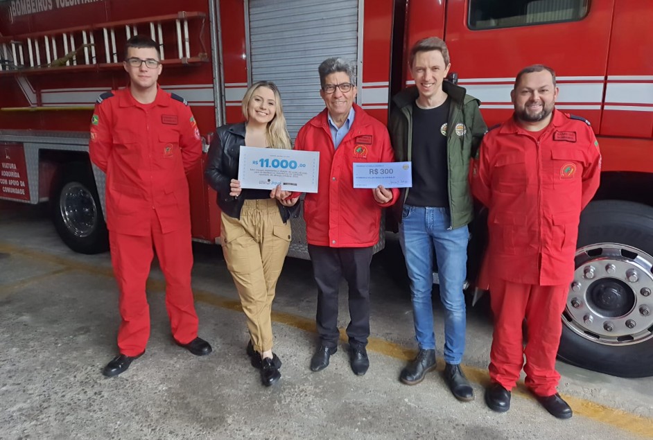 Luísa Fanti, da Associação Gastrô Serra Gaúcha, e Giovani Postingher, da Organovita, fizeram a entrega dos cheques simbólicos aos Bombeiros. Foto: Greice Scotton Locatelli