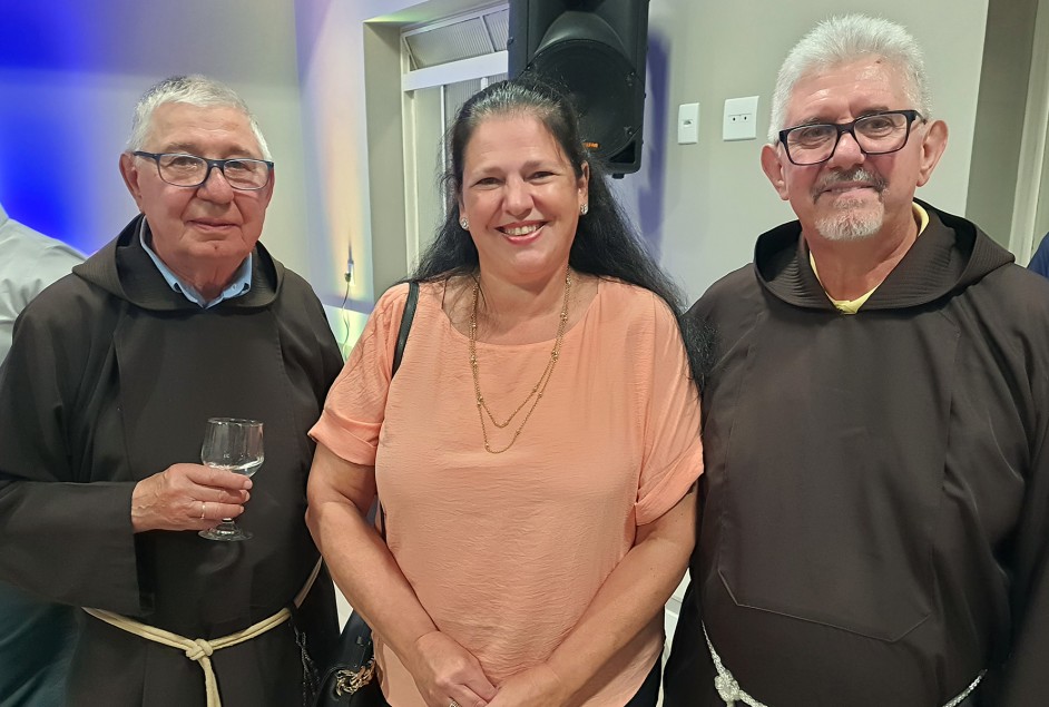 Frei Clemente Dotti, Rosana Debiasi (presidente eleita da Apeme) e Frei Nilmar Gatto, Provincial Capuchinho. Foto: Greice Scotton Locatelli