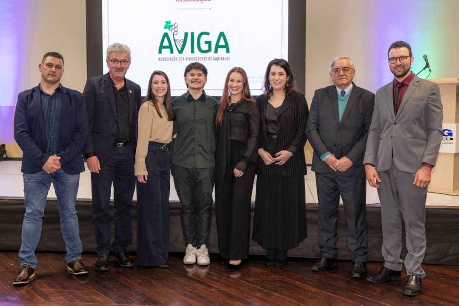 Parte da Comissão organizadora, com os selecionados: Rogério Aimi (Sec. da Agricultura), Celestino Migot (Circolo Trentino), Talita Verzeletti, prefeito Sergio Chesini e Marcos Carlesso (AVIGA)